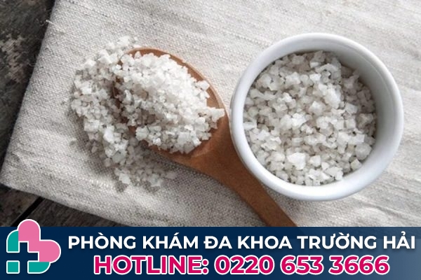 Công dụng của nước muối khi chữa bệnh trĩ